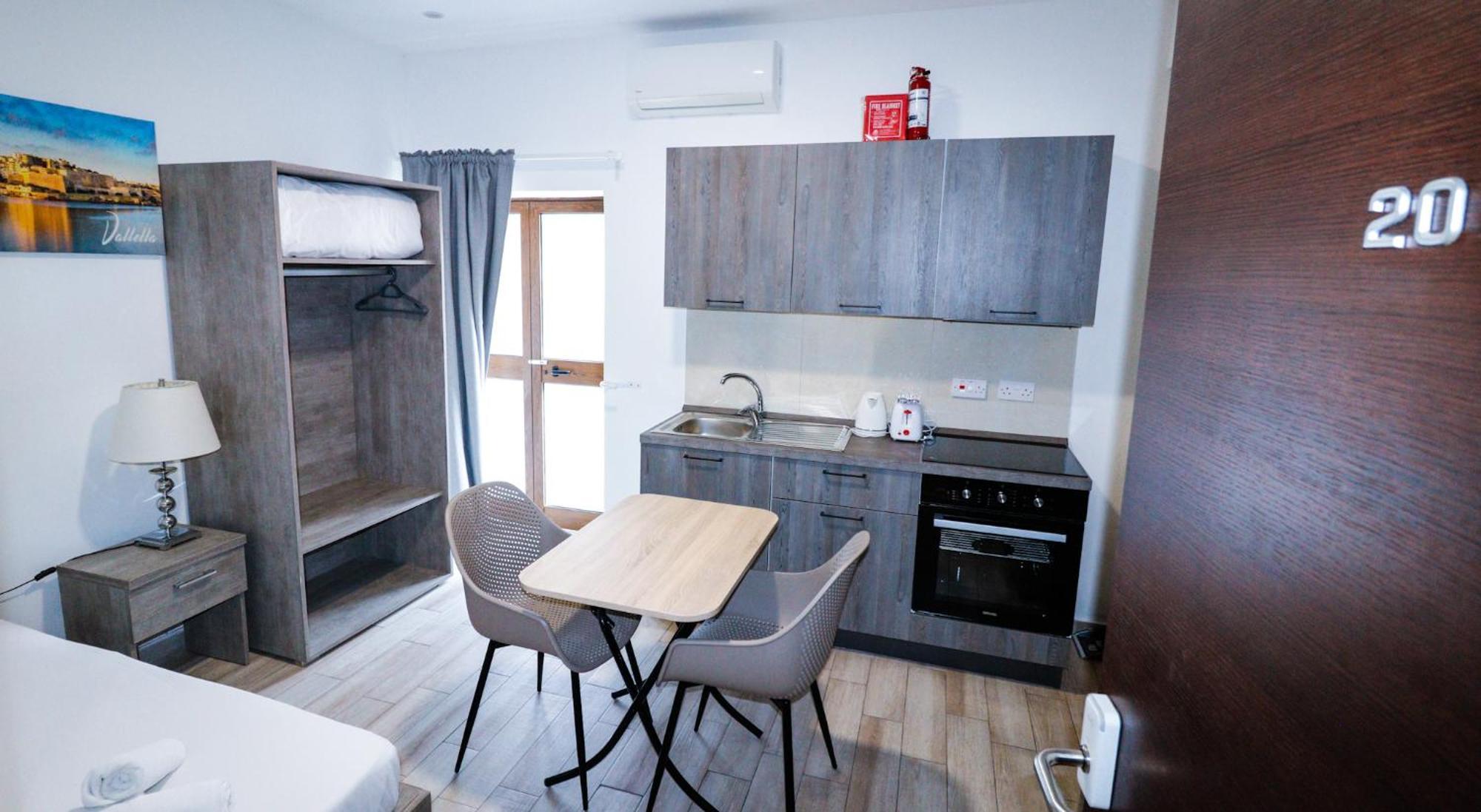 Napoli Suites Studios Aparthotel Сент Джулианс Экстерьер фото