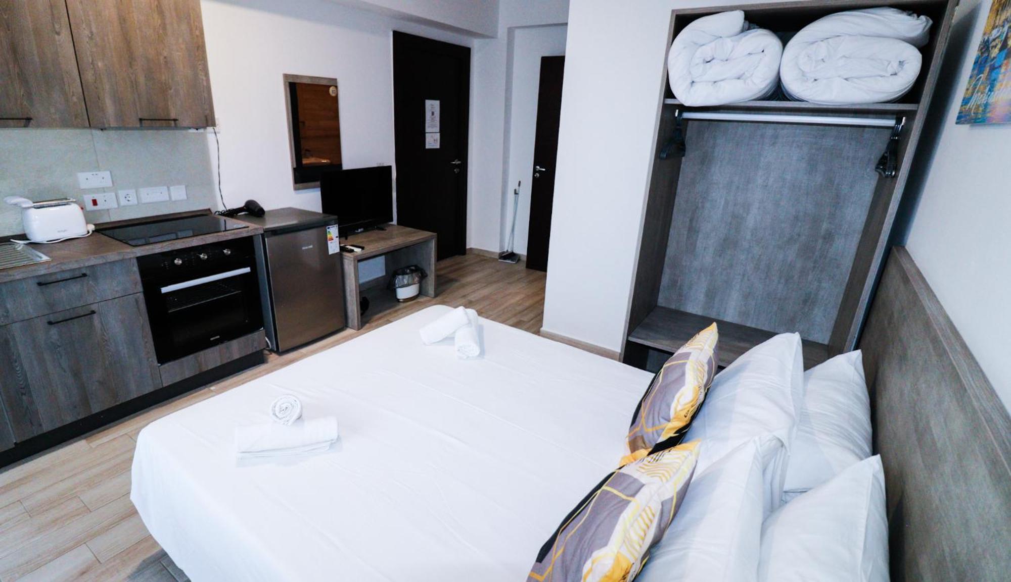 Napoli Suites Studios Aparthotel Сент Джулианс Экстерьер фото